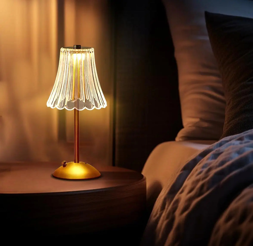 Lampe de table LED avec abat-jour en cristal et finition dorée, activée par le toucher