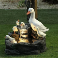 Lunaverde Fontaine Solaire Décorative Canard & Écureuil | Figurine de Jardin avec Lumière LED | Résine Artificielle Résistante aux Intempéries | Pour Terrasse & Balcon
