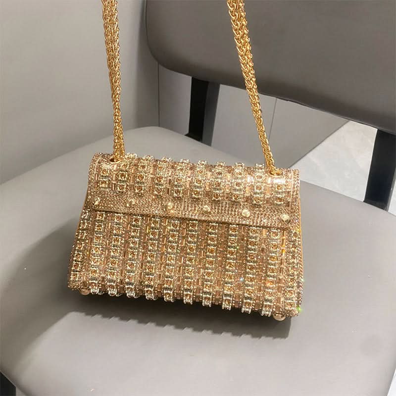 Brillez le soir avec cette pochette glamour en strass
