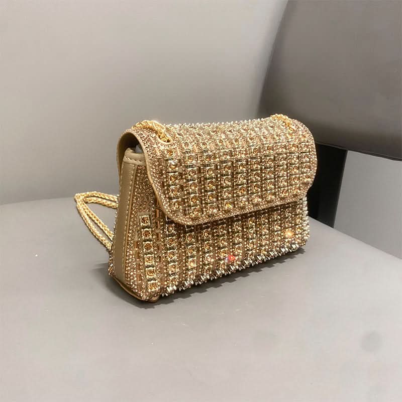 Brillez le soir avec cette pochette glamour en strass