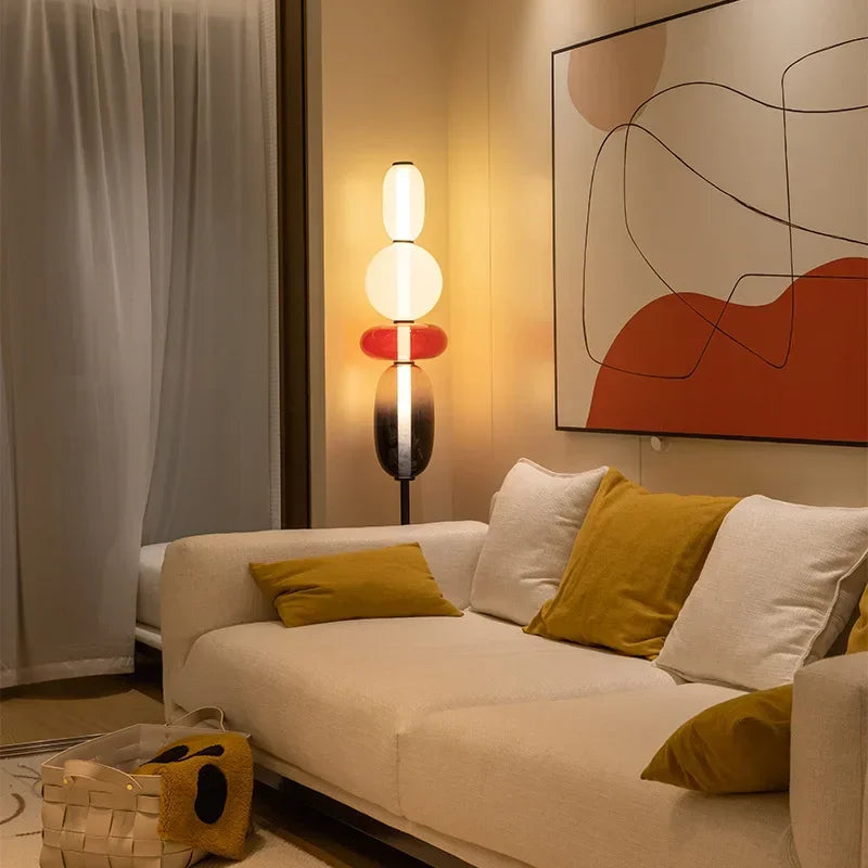 Lampe sur pied designer avec détails colorés
