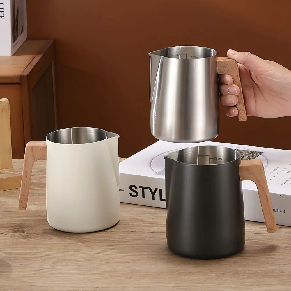 Pichet à lait en acier inoxydable avec poignée en bois scandinave