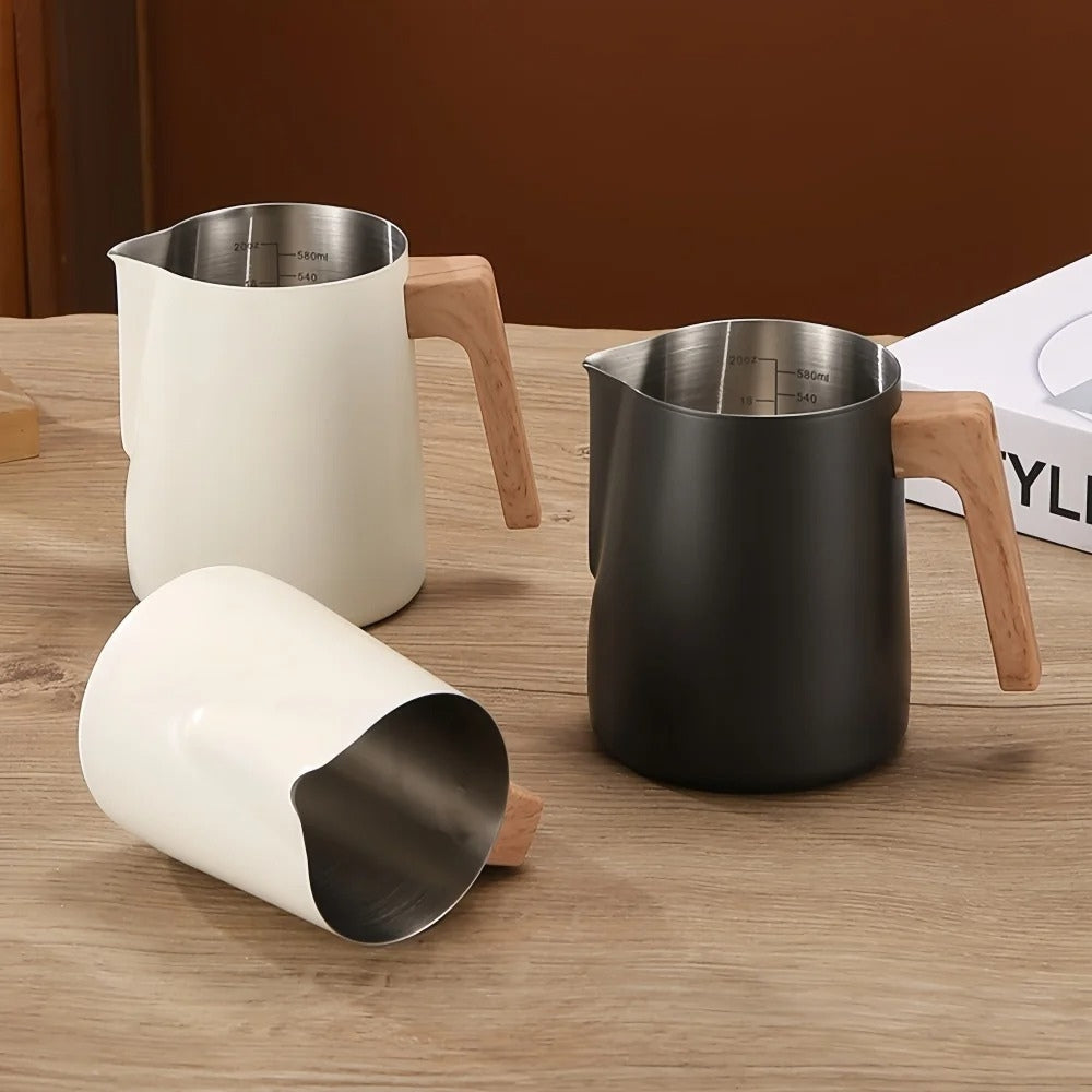 Pichet à lait en acier inoxydable avec poignée en bois scandinave