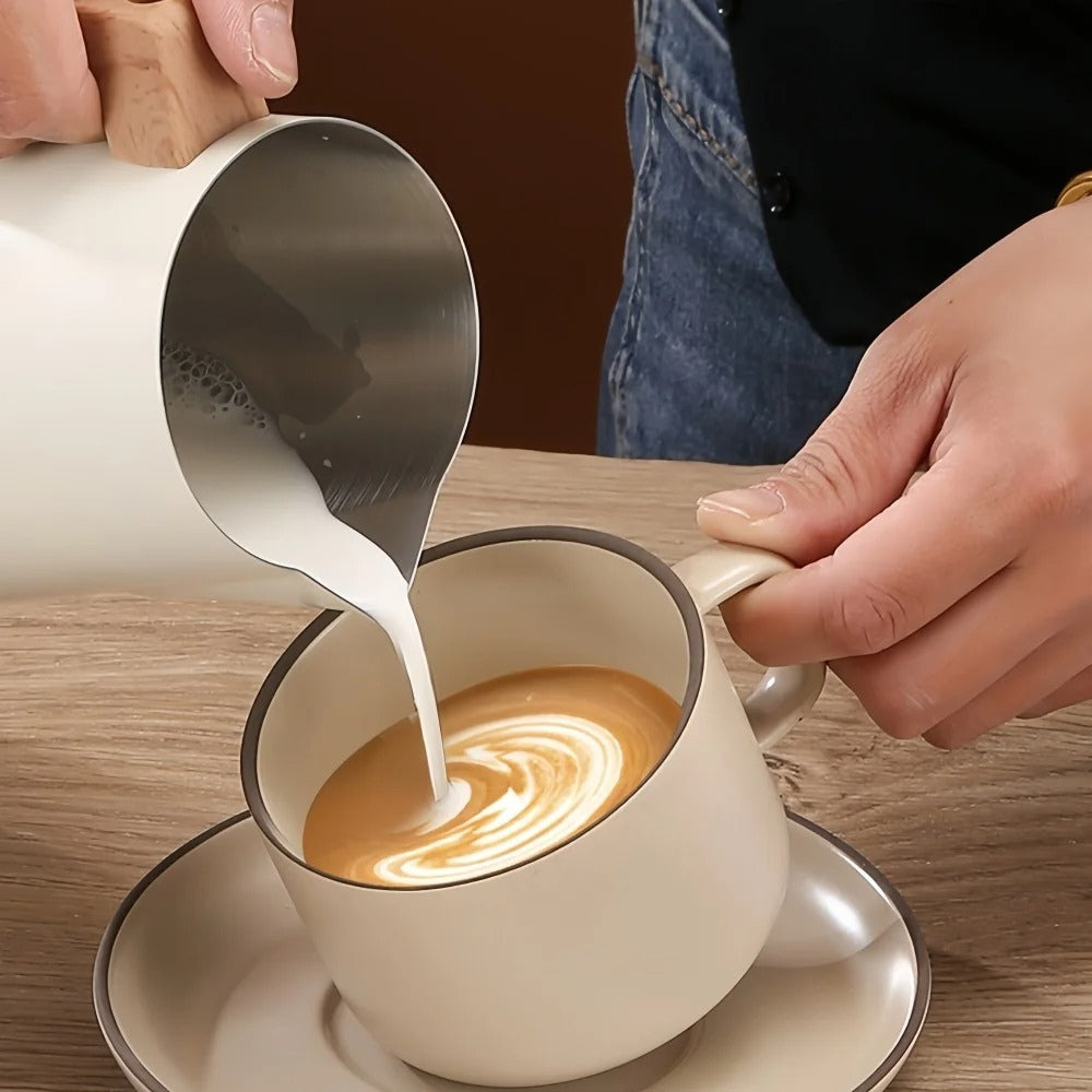Pichet à lait en acier inoxydable avec poignée en bois scandinave