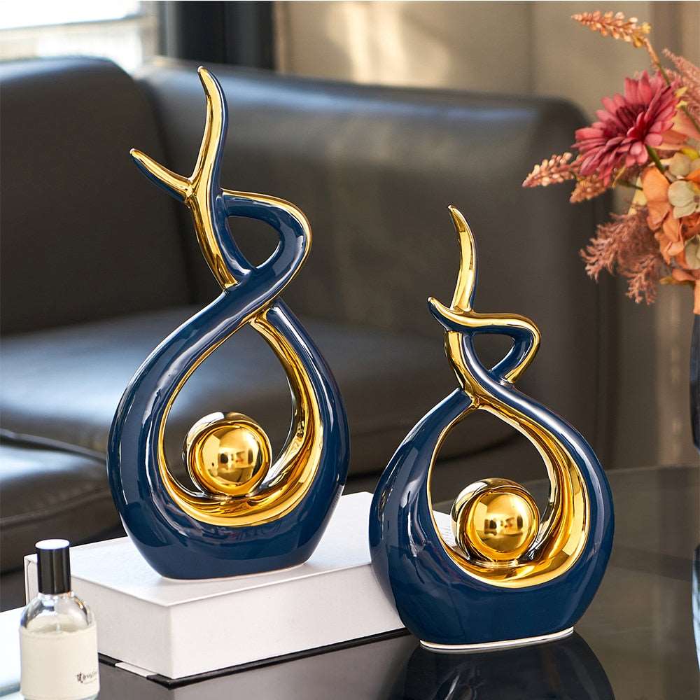 Figurine en céramique à forme abstraite avec une boule dorée