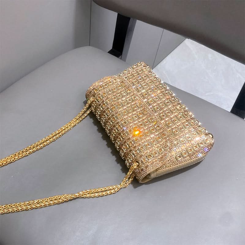 Brillez le soir avec cette pochette glamour en strass