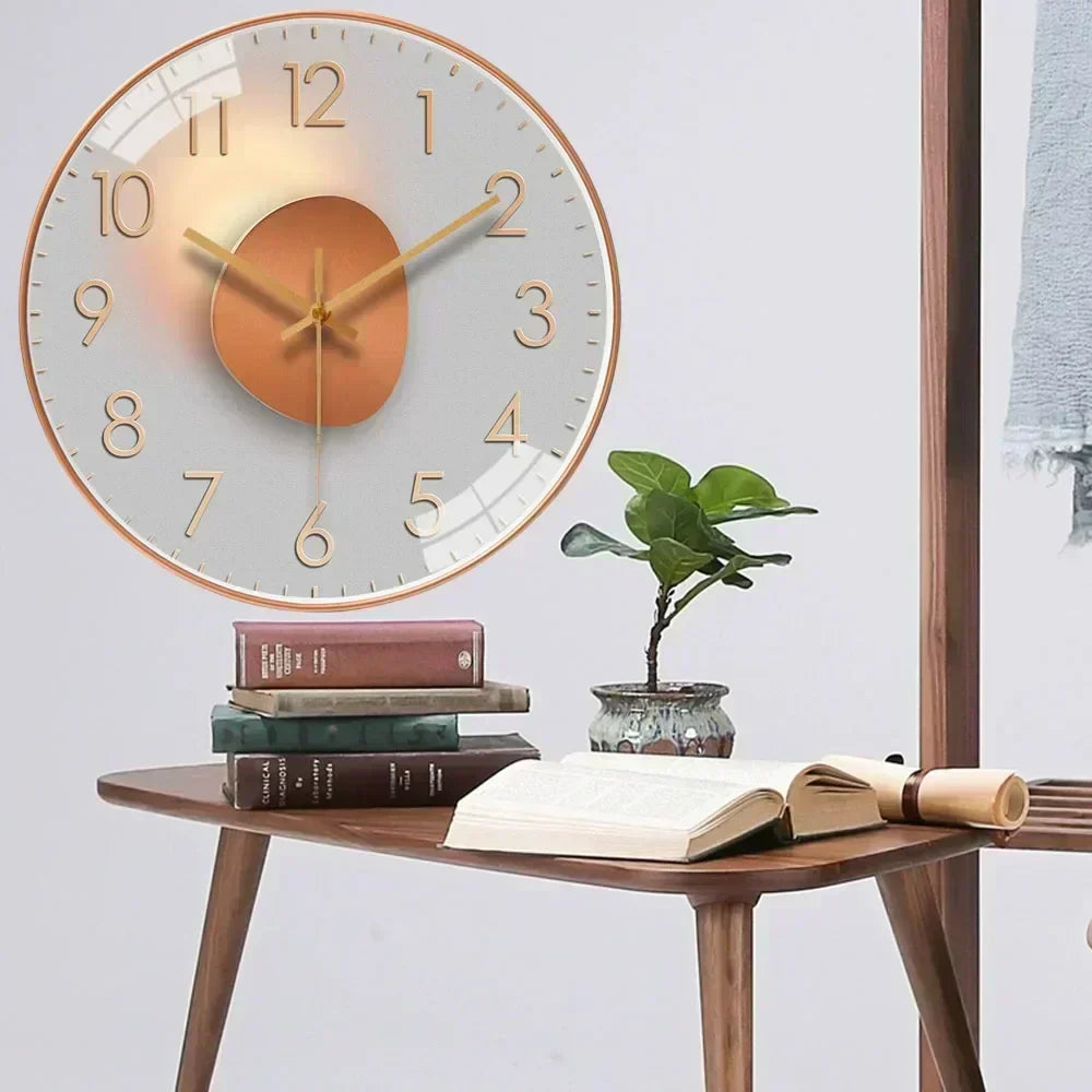 Horloge murale ronde avec de grands chiffres et un cadran décoratif