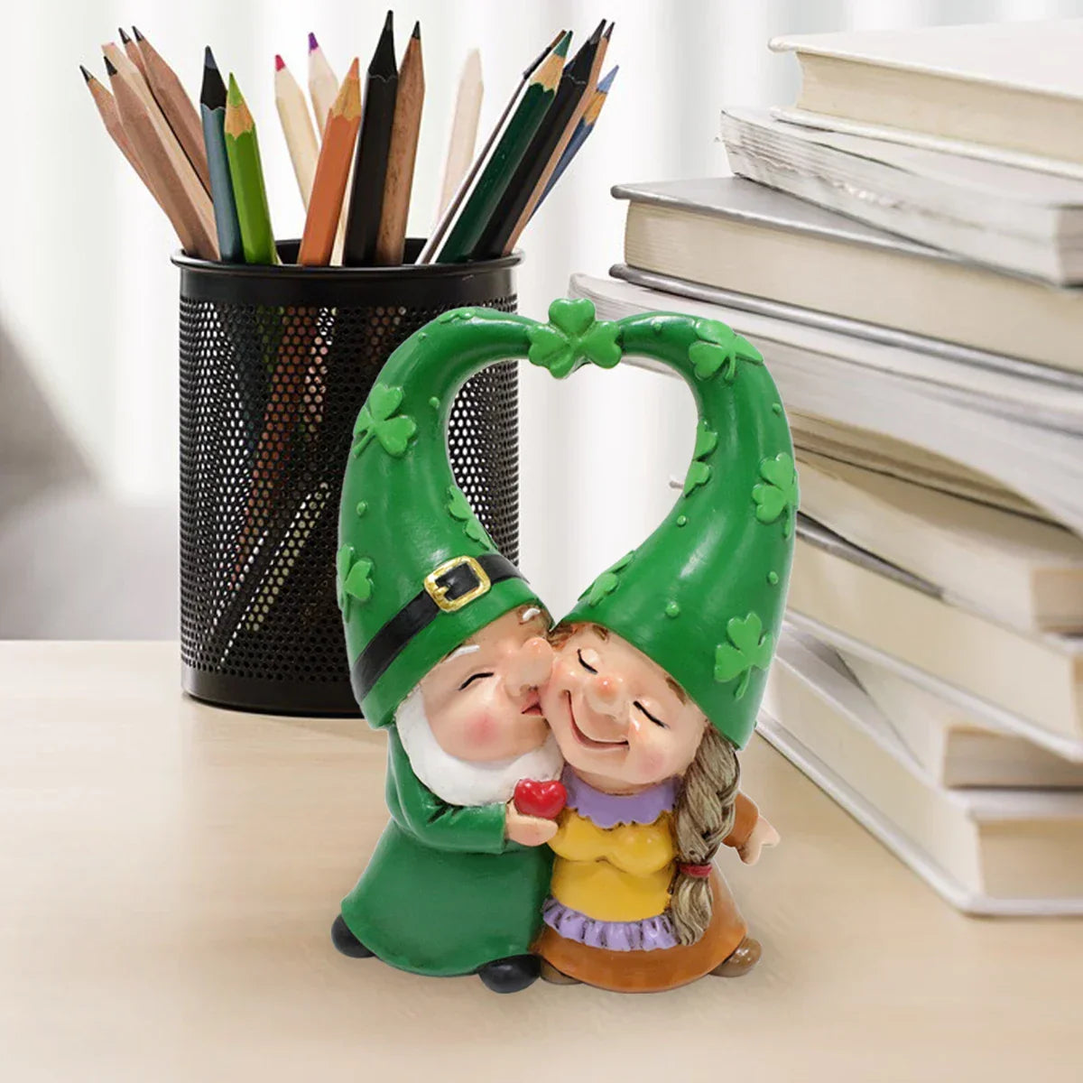 Figurine de jardin gnomes amoureux avec cœur et trèfle