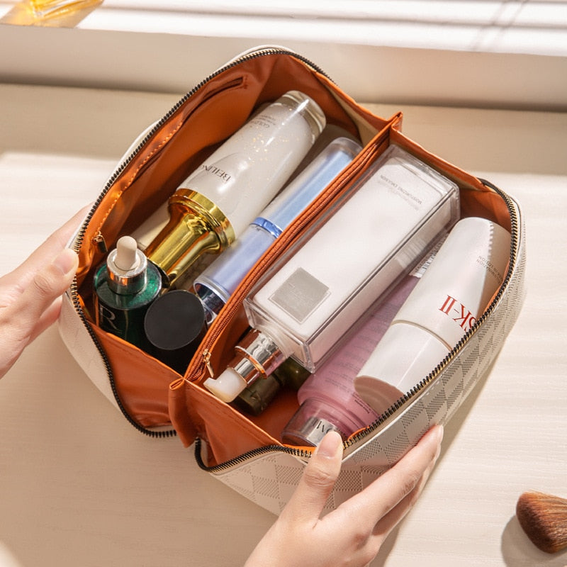 Trousse de maquillage en cuir PU avec poches – LuxeCarry