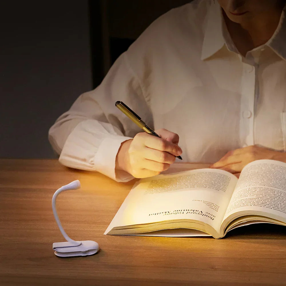 Skanto | Mini Lampe de Lecture - Lampe Clip Portable avec Charge USB, LED Dimmable pour Chambre, Protection des Yeux et Camping - Lampe de Livre Clip Tournante à 360°
