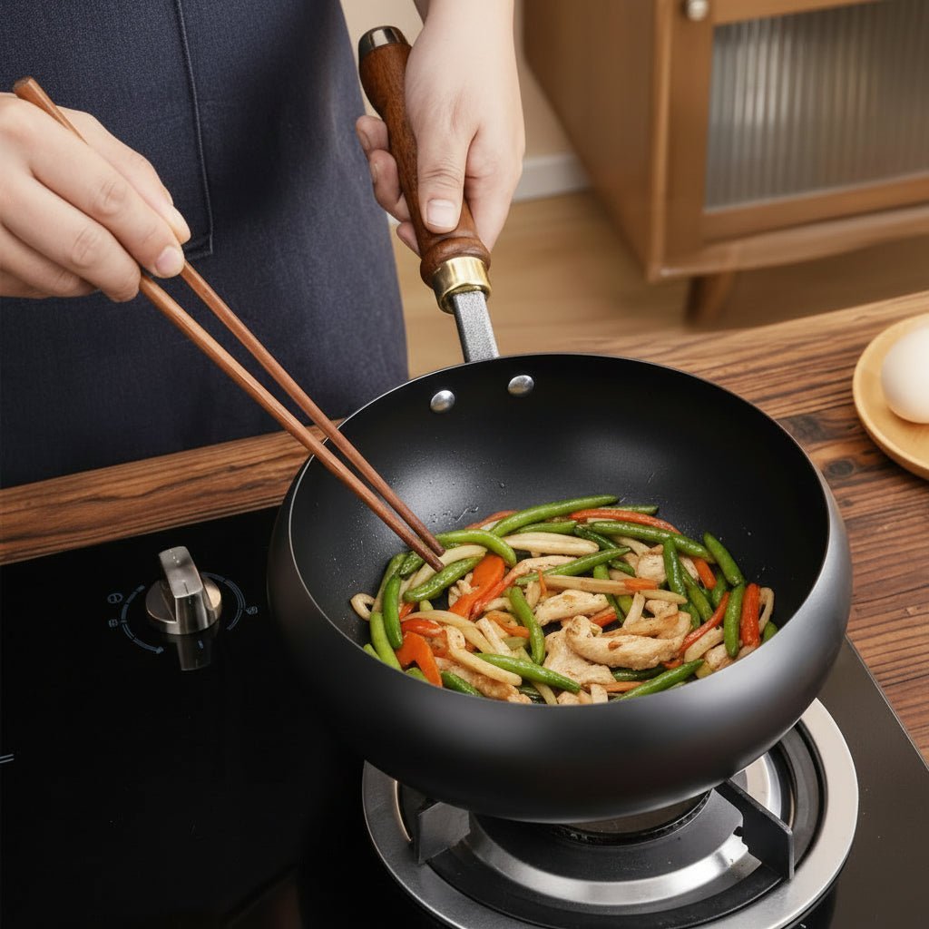 CASTFORGE - Poêle en fonte robuste avec couvercle conçue pour une excellente rétention de chaleur et des performances de cuisson polyvalentes