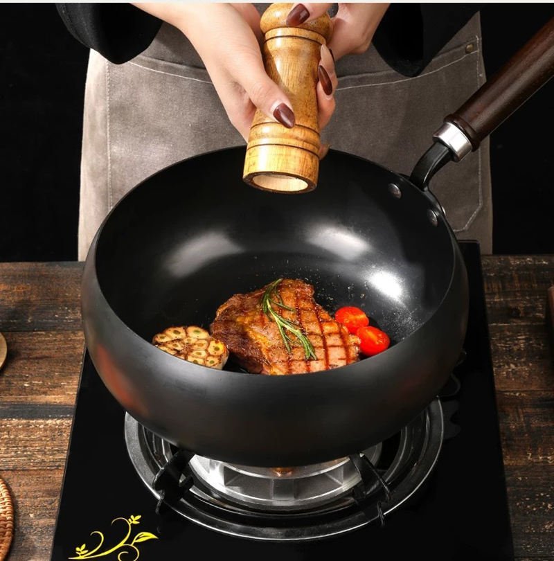 CASTFORGE - Poêle en fonte robuste avec couvercle conçue pour une excellente rétention de chaleur et des performances de cuisson polyvalentes