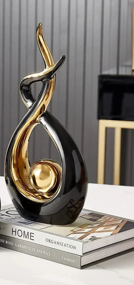 Figurine en céramique à forme abstraite avec une boule dorée