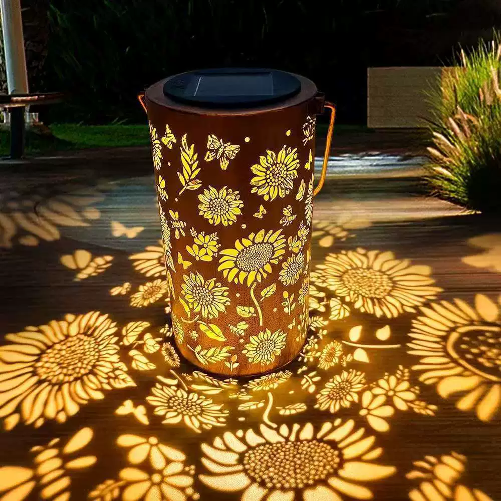 Lanterne solaire en métal avec motif floral