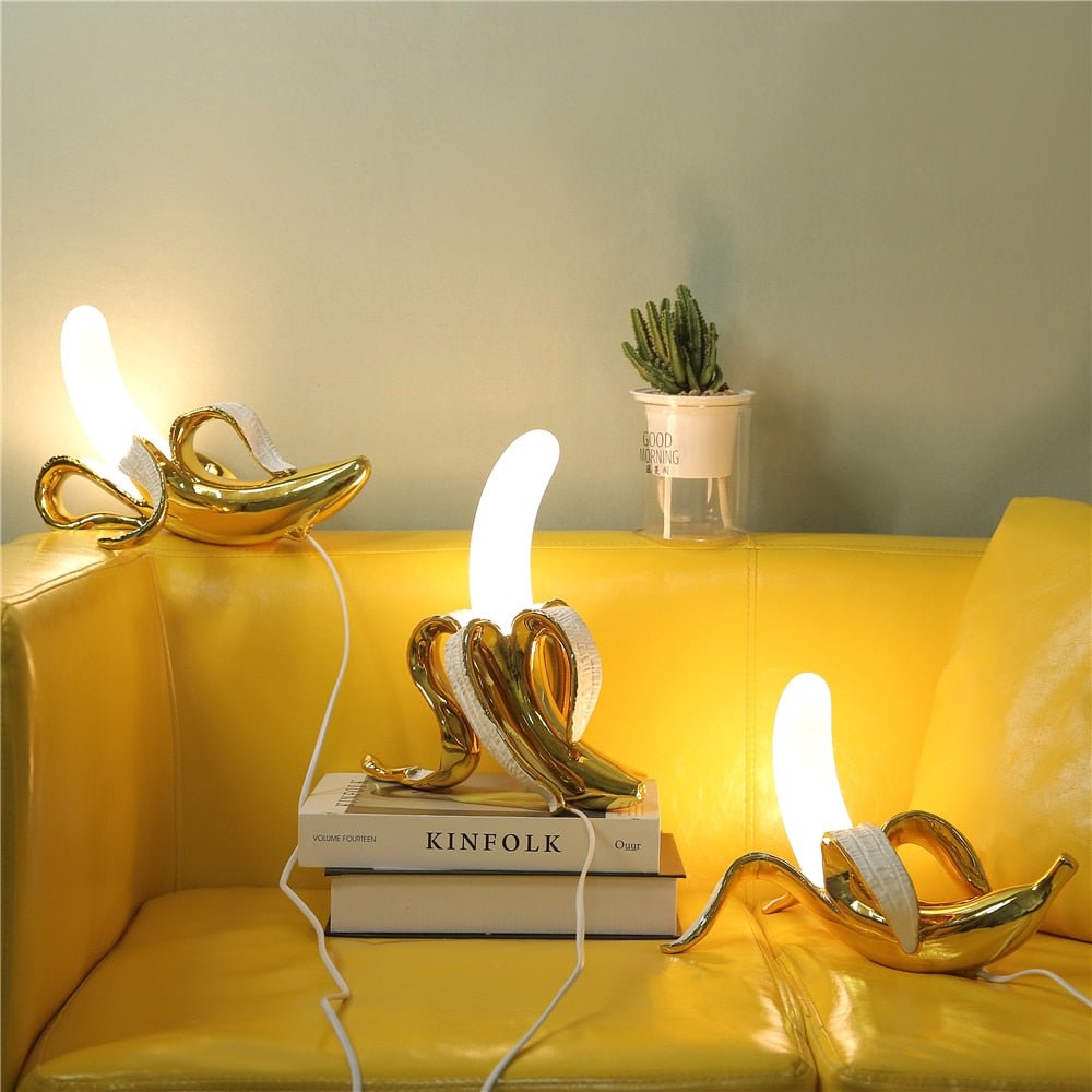 Lampe de table noire avec détails en cuivre – lumière chaude élégante