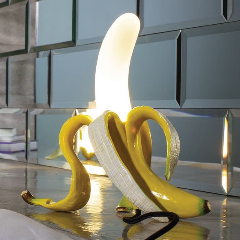 Lampe de table noire avec détails en cuivre – lumière chaude élégante