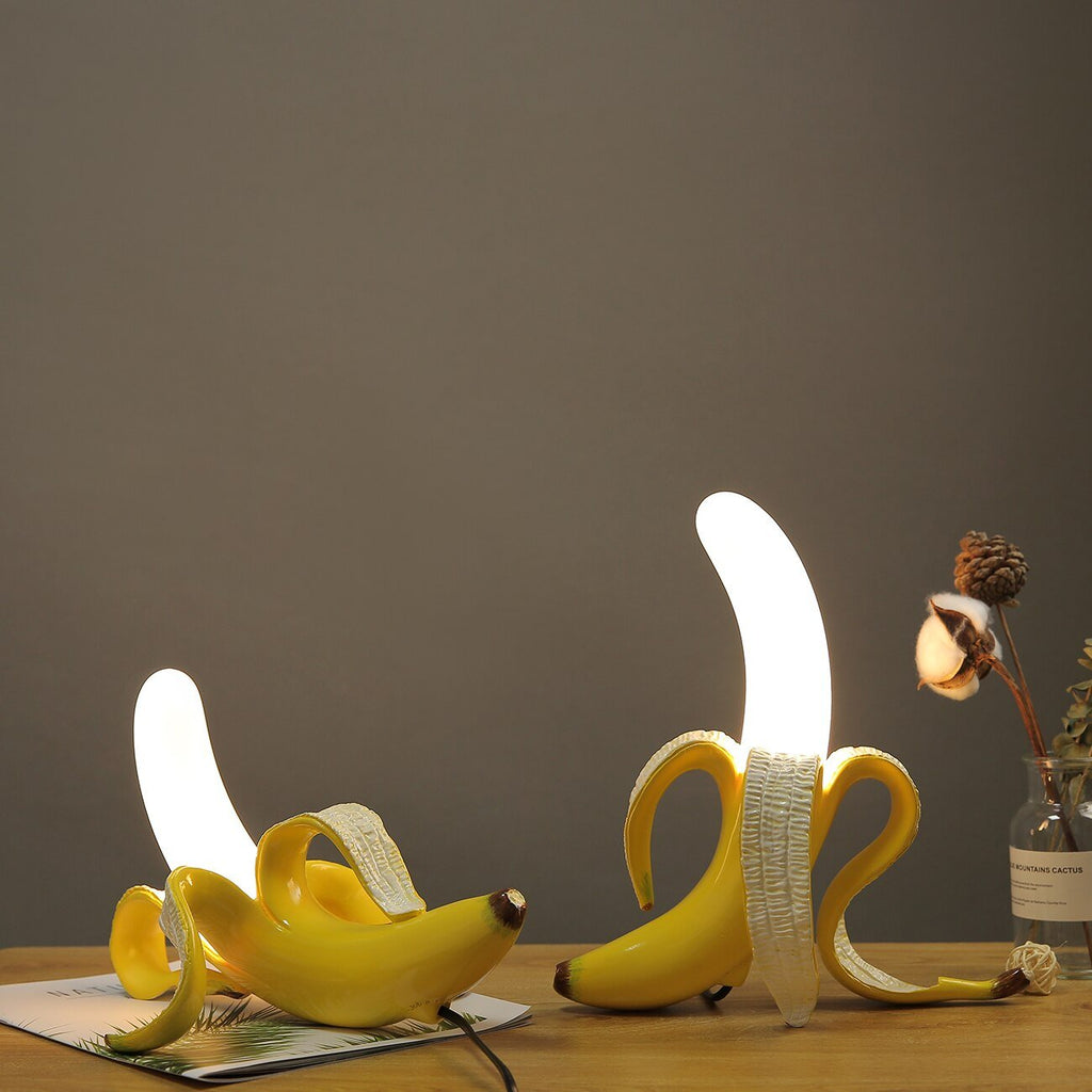 Lampe de table noire avec détails en cuivre – lumière chaude élégante