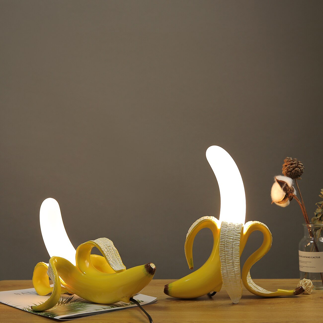 Lampe de table noire avec détails en cuivre – lumière chaude élégante