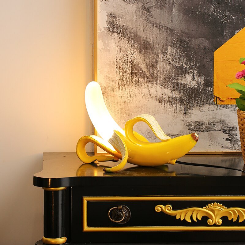 Lampe de table noire avec détails en cuivre – lumière chaude élégante