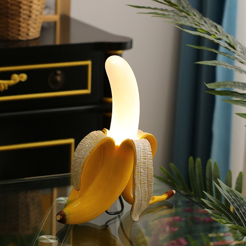 Lampe de table noire avec détails en cuivre – lumière chaude élégante