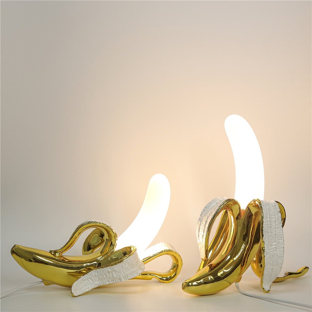Lampe de table noire avec détails en cuivre – lumière chaude élégante