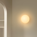 Applique murale ronde en verre blanc – lampe LED minimaliste avec lumière douce