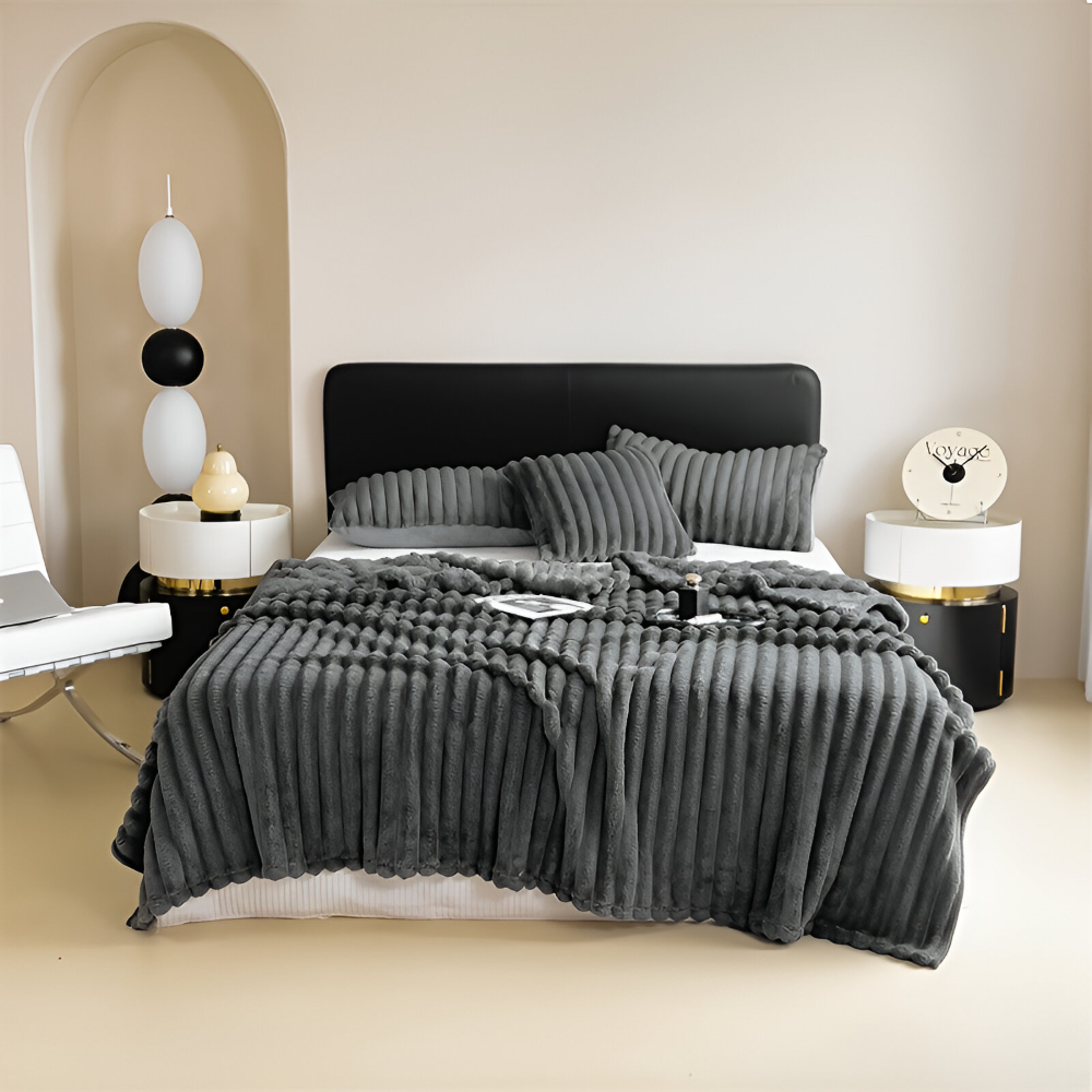 Plaid StripeEase – Couverture en Fleece Ultra-Douce avec Rayures Élastiques