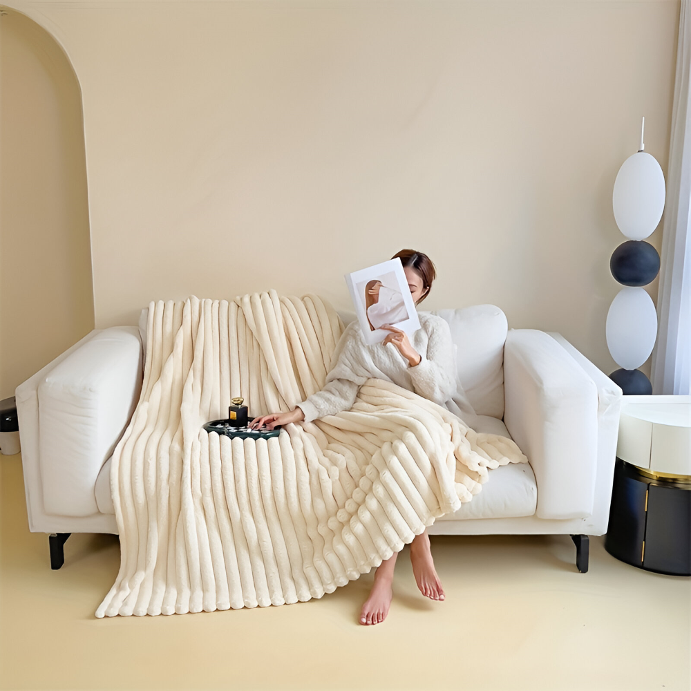 Plaid StripeEase – Couverture en Fleece Ultra-Douce avec Rayures Élastiques