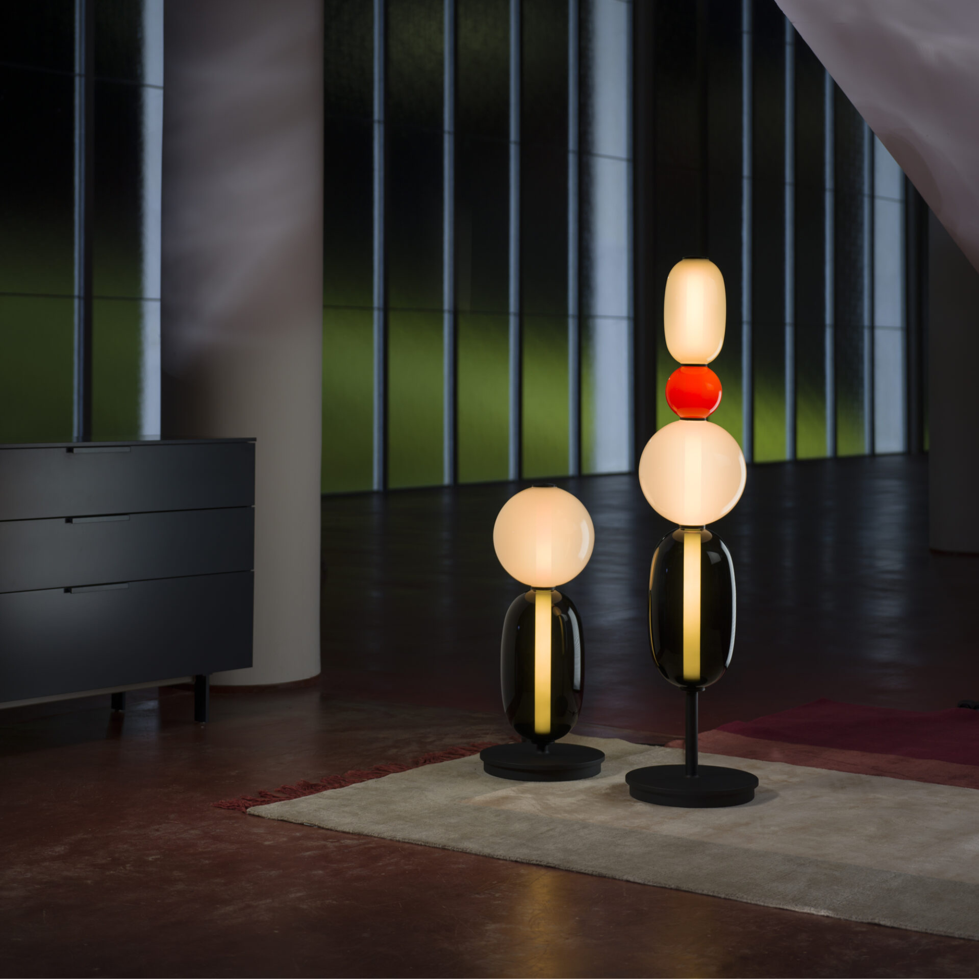 Lampe sur pied élégante avec verre coloré