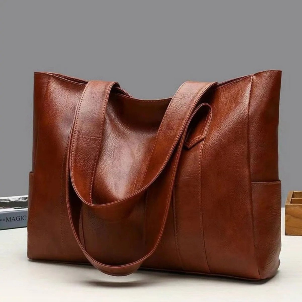 VINTARIS – Sac à bandoulière en cuir élégant avec une touche rétro et une surface lisse