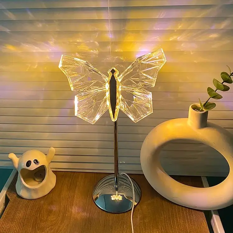 Lampe de table en cristal avec motif de papillon – lampe LED décorative avec lumière chaude
