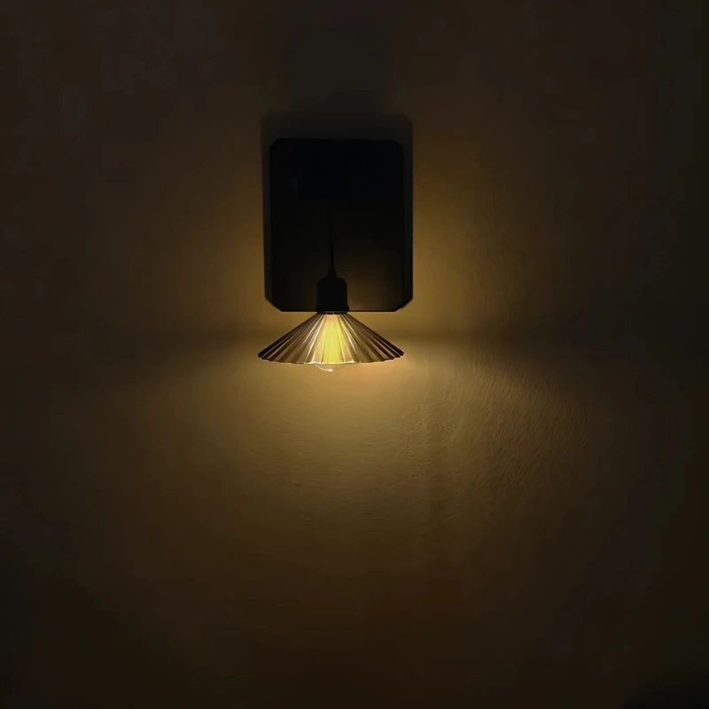 Lampe murale extérieure avec petit abat-jour suspendu