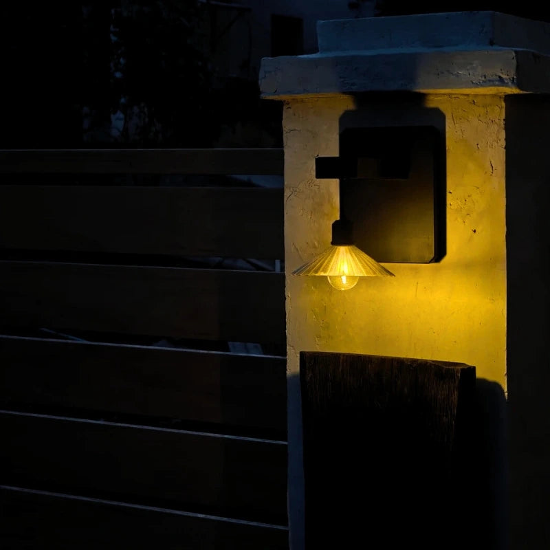 Lampe murale extérieure avec petit abat-jour suspendu