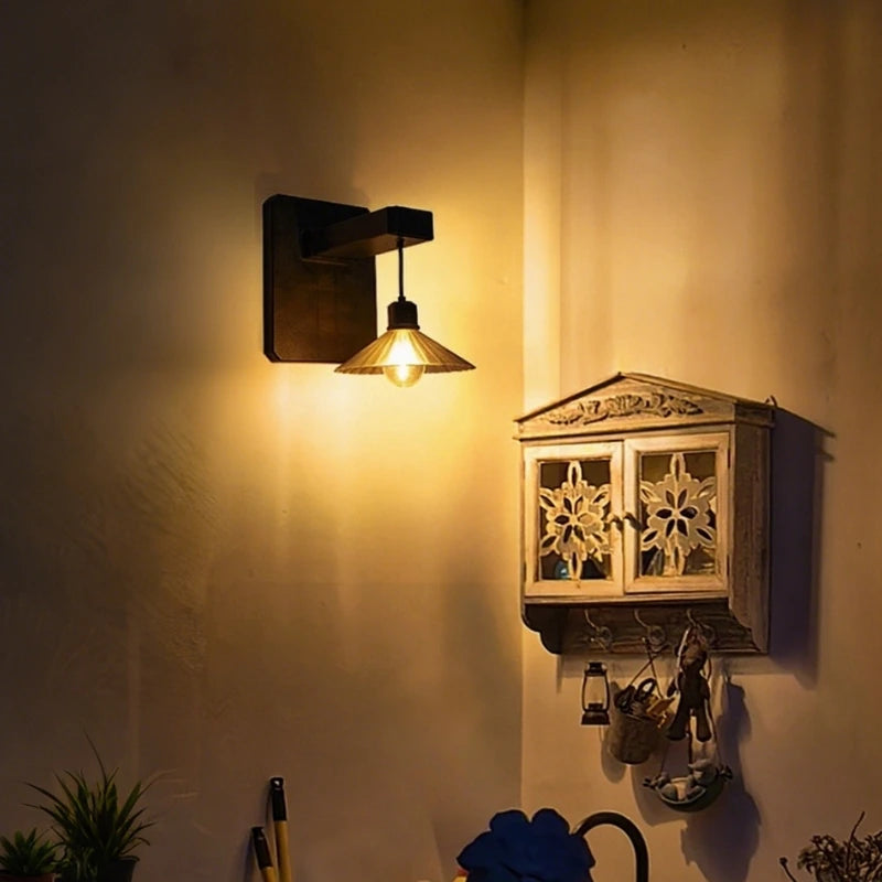 Lampe murale extérieure avec petit abat-jour suspendu