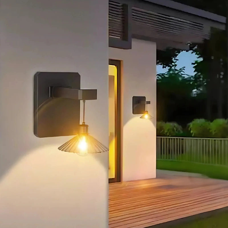 Lampe murale extérieure avec petit abat-jour suspendu