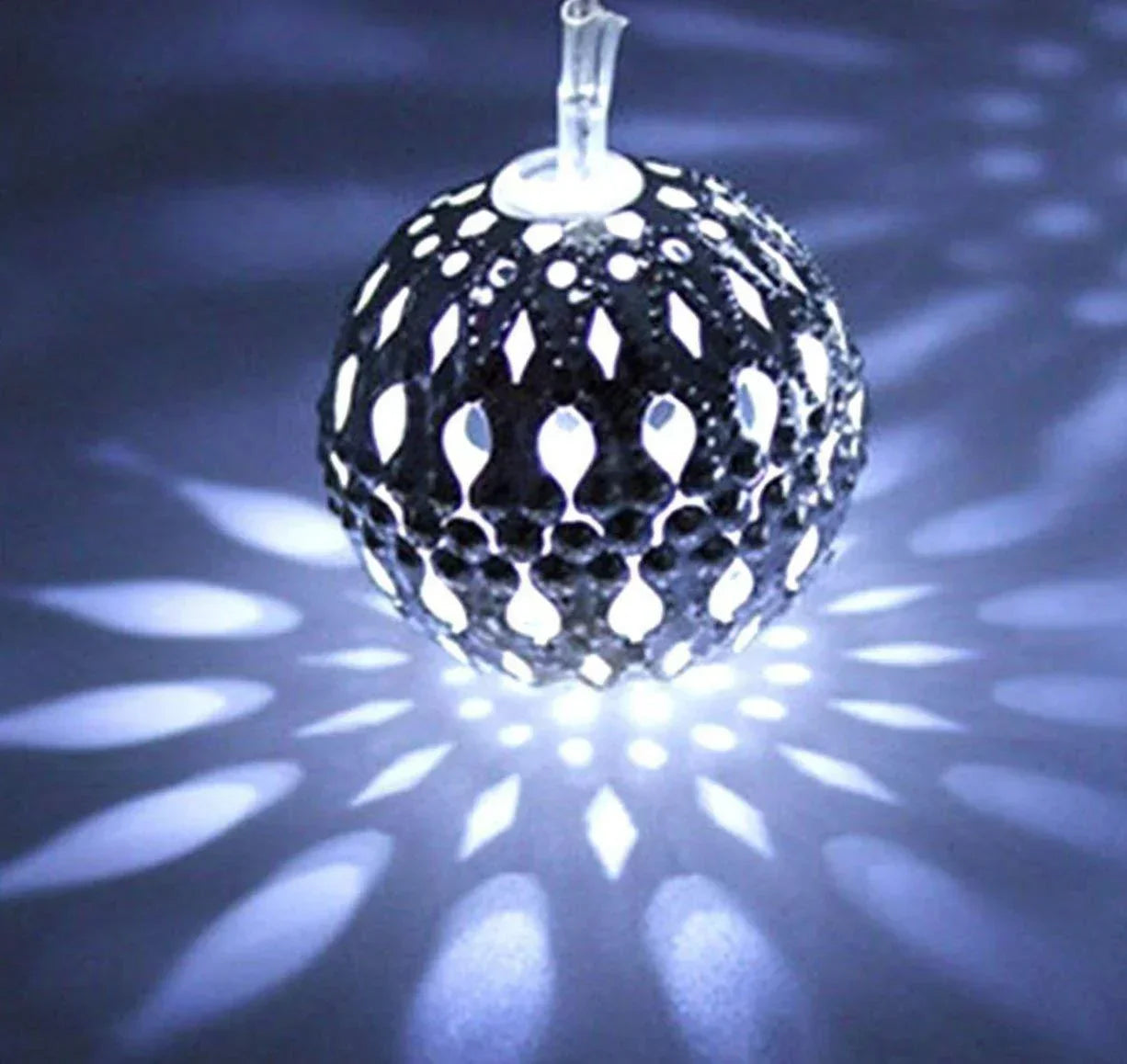 Guirlande lumineuse solaire avec lanternes LED marocaines pour une utilisation en extérieur