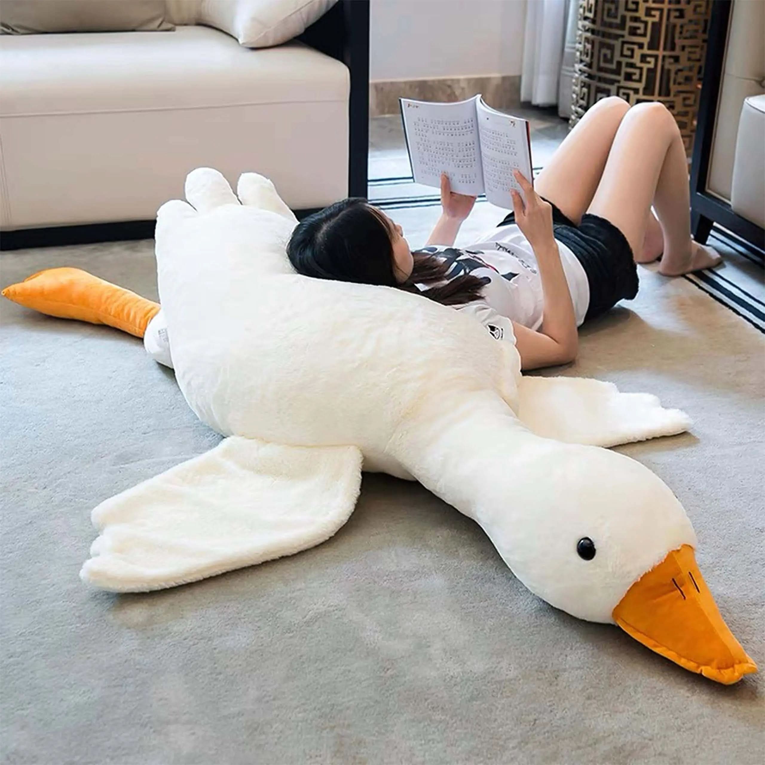 Offrez-vous un moment de douceur avec ce coussin géant en forme d'oie.