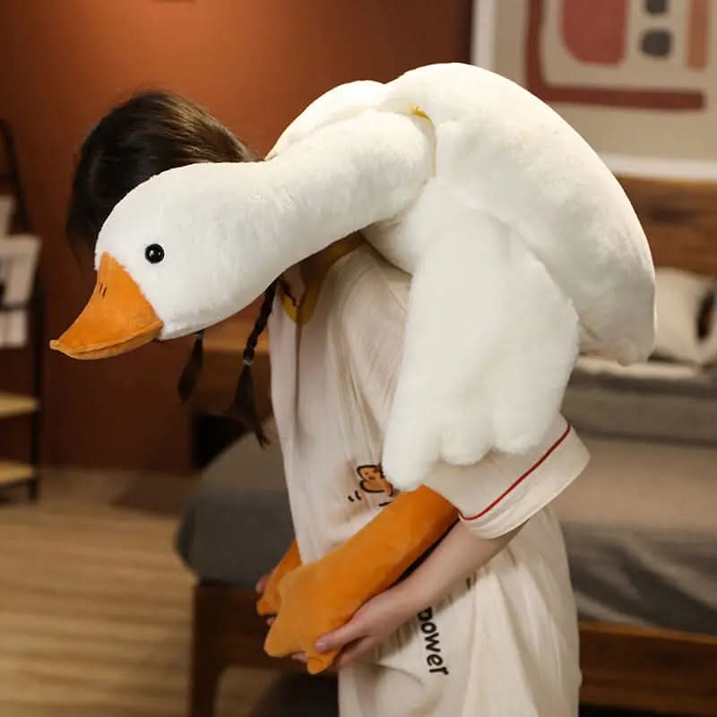 Offrez-vous un moment de douceur avec ce coussin géant en forme d'oie.