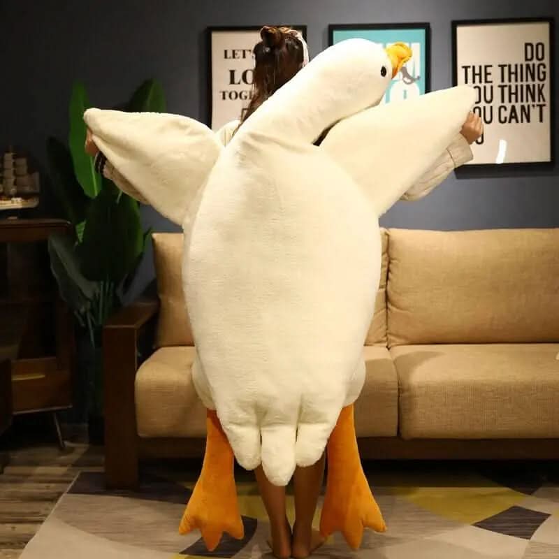 Offrez-vous un moment de douceur avec ce coussin géant en forme d'oie.