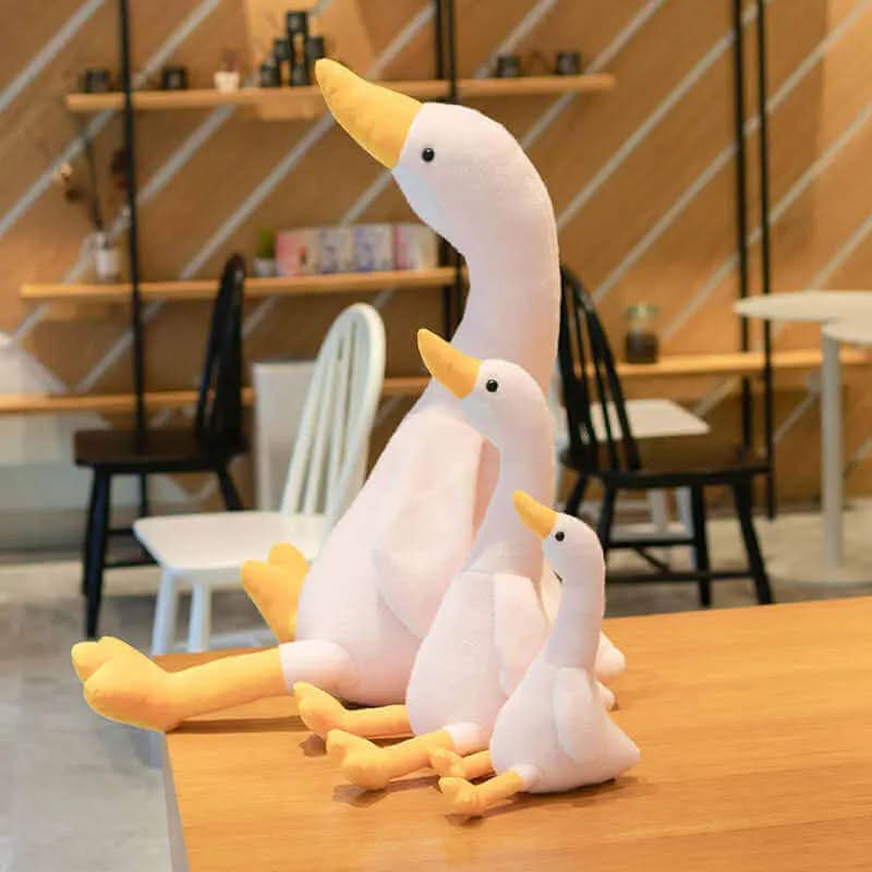 Offrez-vous un moment de douceur avec ce coussin géant en forme d'oie.