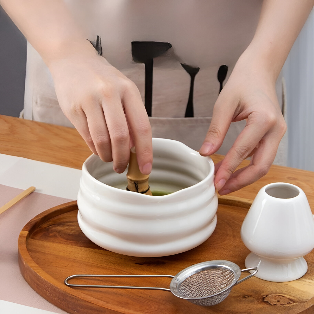 Set de Matcha en Céramique & Bambou 5 Pièces – Bol avec Bec Verseur, Fouet, Support & Passoire – Accessoires de Thé Japonais