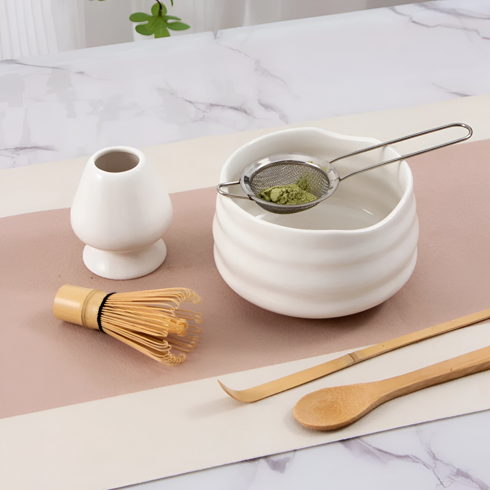 Set de Matcha en Céramique & Bambou 5 Pièces – Bol avec Bec Verseur, Fouet, Support & Passoire – Accessoires de Thé Japonais