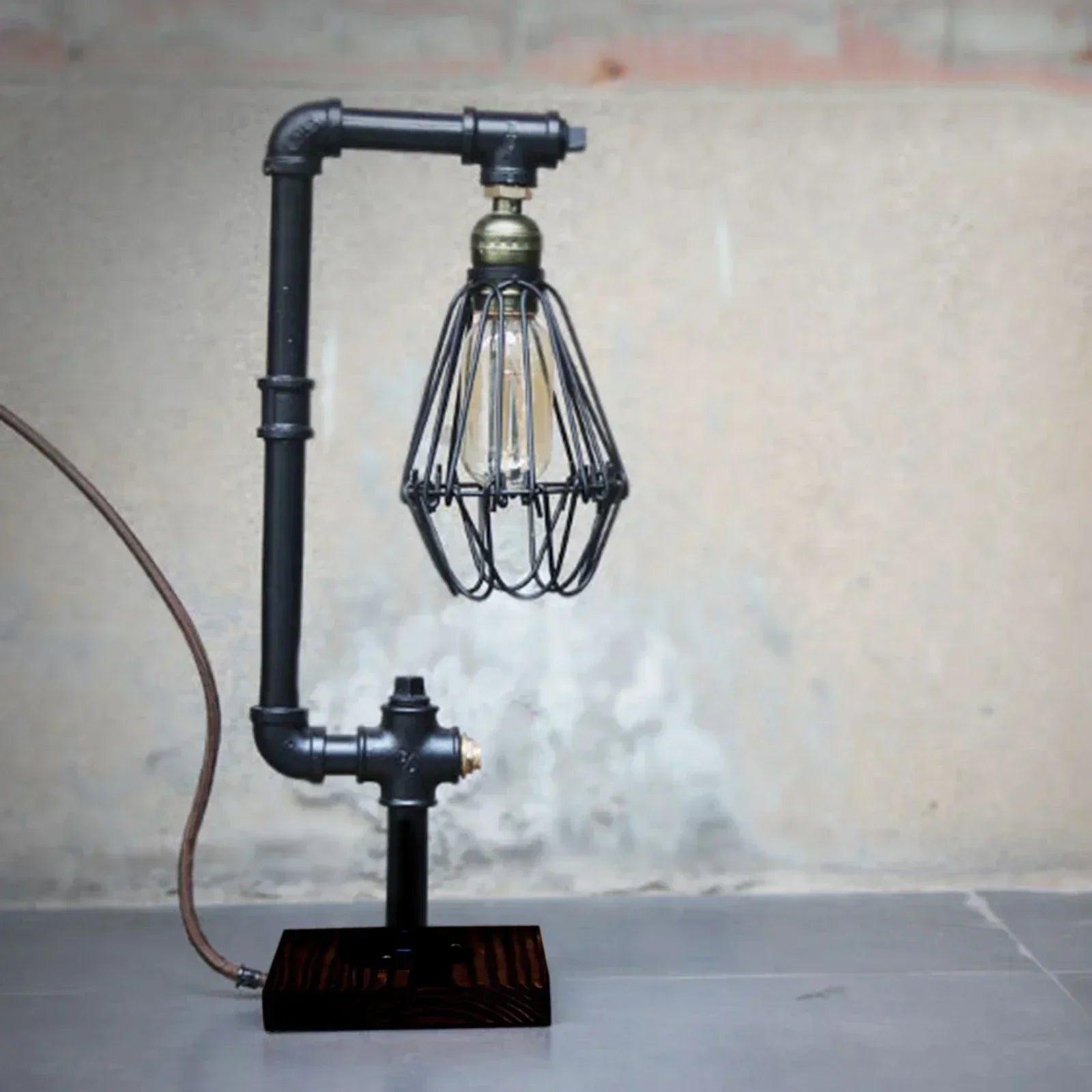 Lampe de table en métal noir – lampe vintage avec détails en bois