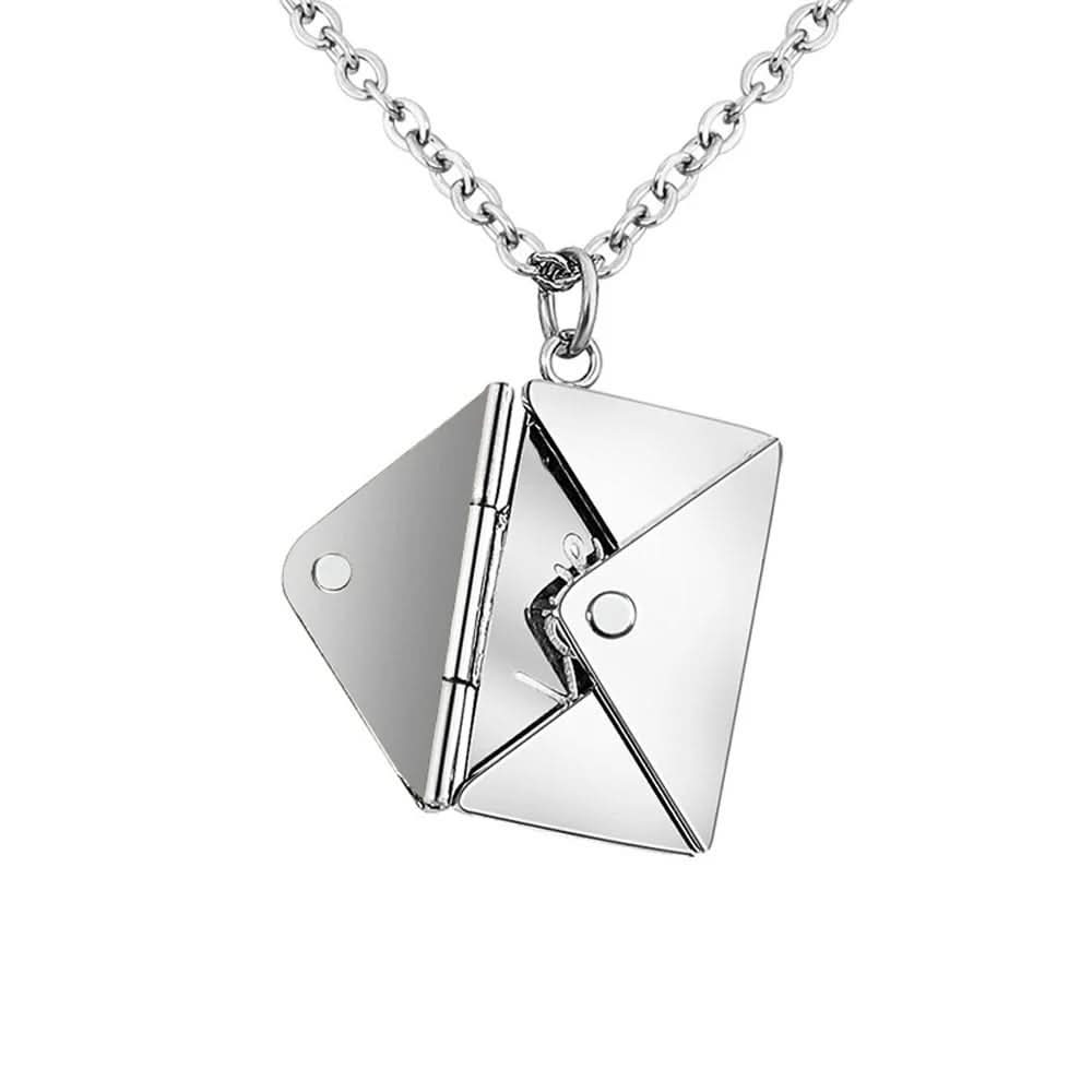 Collier en forme d'enveloppe secrète avec un message d'amour caché