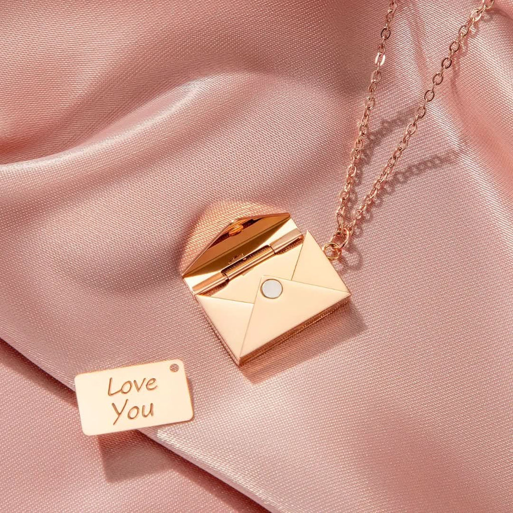 Collier en forme d'enveloppe secrète avec un message d'amour caché