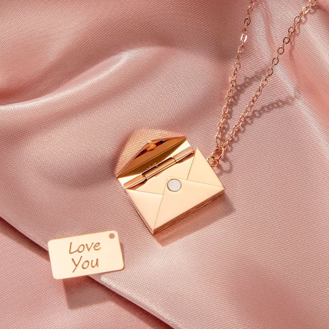 Collier en forme d'enveloppe secrète avec un message d'amour caché