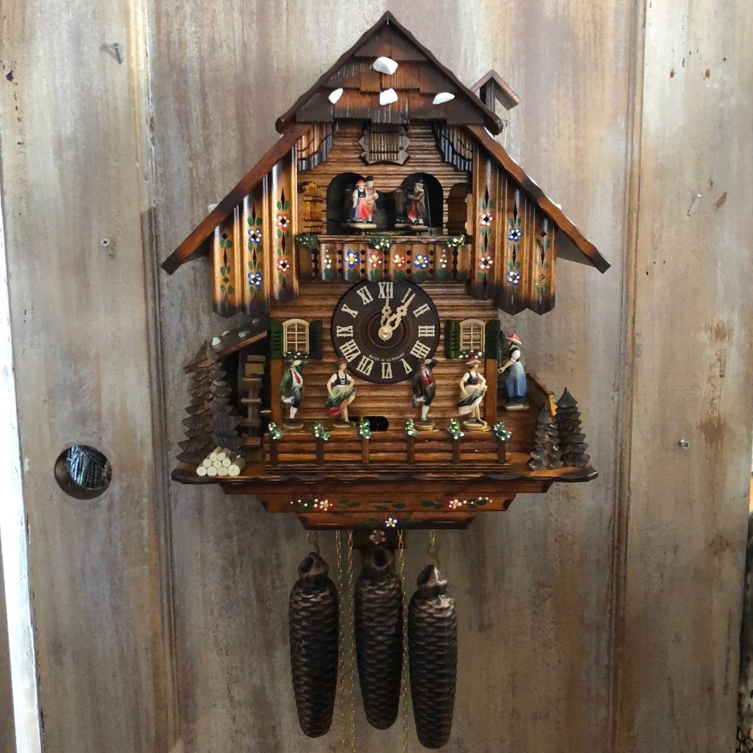Horloge à coucou traditionnelle | Fabriquée à la main en bois de la Forêt-Noire | Design chalet avec musique et figurines