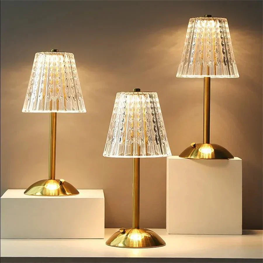 Lampe de table LED avec abat-jour en cristal et finition dorée, activée par le toucher