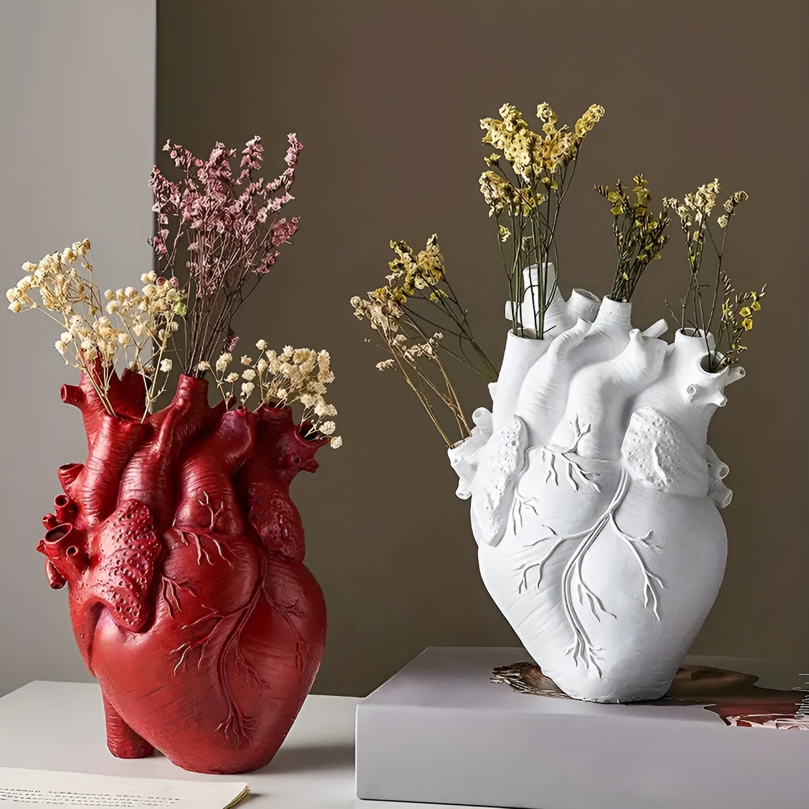Vase décoratif en céramique avec un motif de cœur vivant