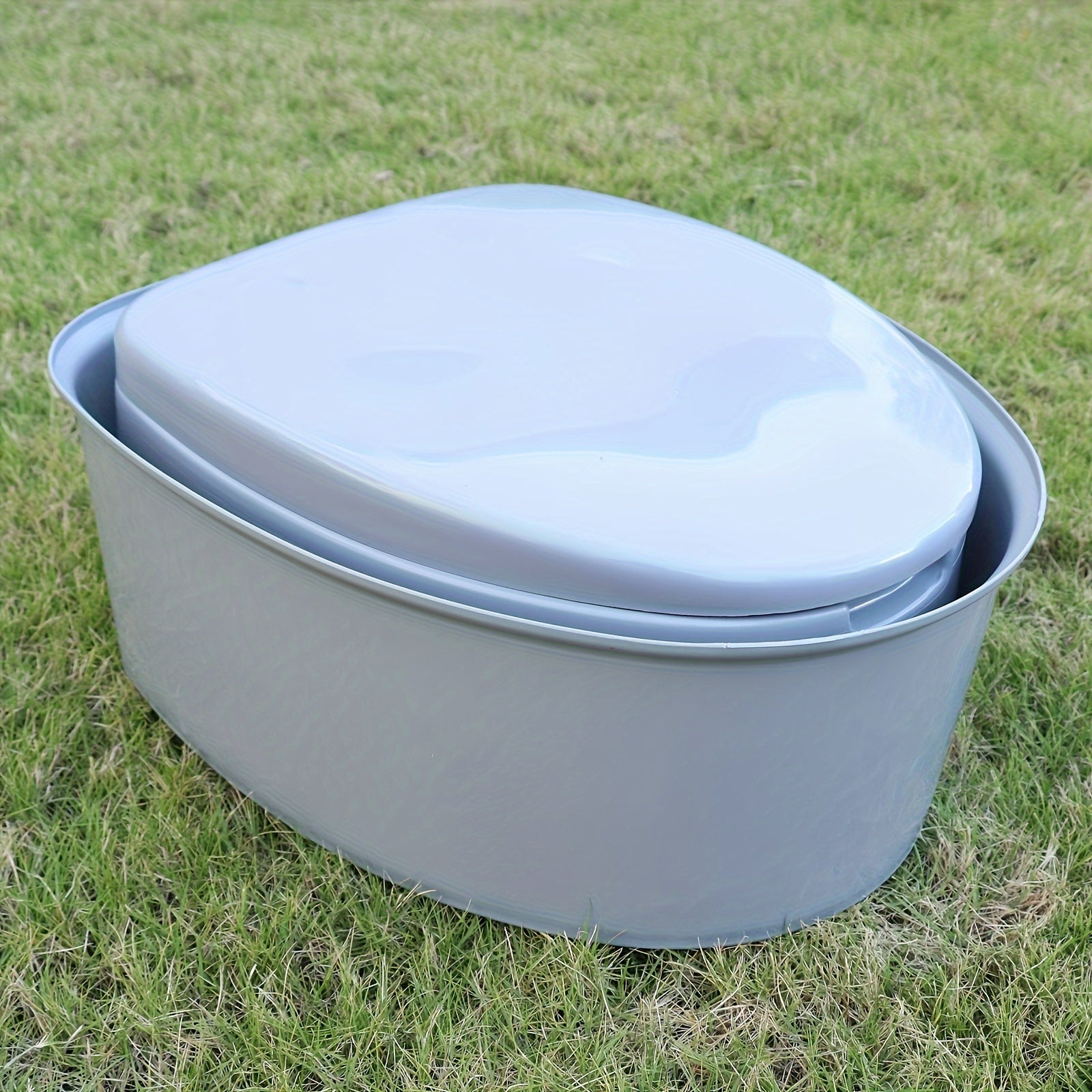Toilettes Portables Grises en PVC - Confortables et Pratiques pour le Camping et les Situations d'Urgence